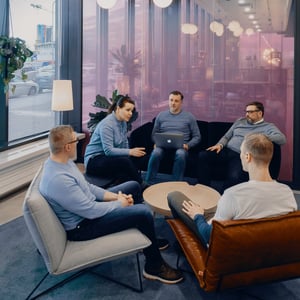 Omnigymin henkilökuntaa Sörnäisten toimistolla