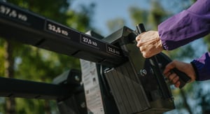 Enkel justering av vikter på utegym från Omnigym