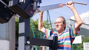 Senior s’entraînant dans une salle de sport en plein air Omnigym à Ris-Orangis, France, espace sportif de quartier
