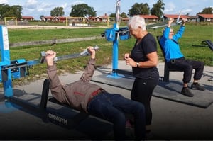 Seniorer som tränar på Omnigyms utegym