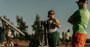 Träning på utomhusgym – stående rodd Omnigym-1